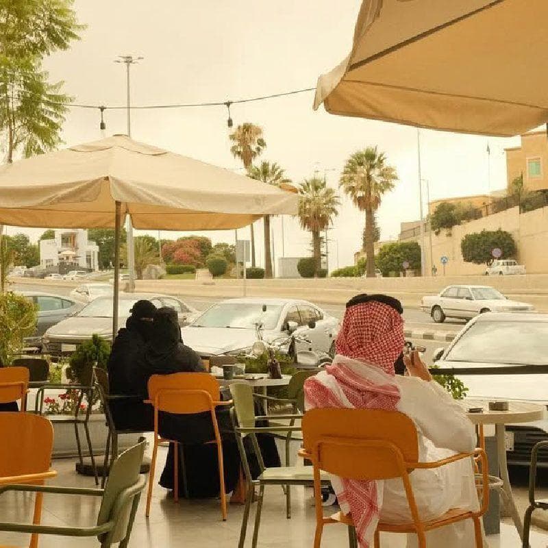 جلسة خارجية راقية ومطلة في مقهى سذاب أبها حي الضباب لقضاء أوقات مميزة